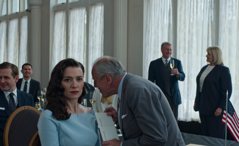 Mine forældre kaldte mig altid ‘den langsomme’, mens min søster altid fik et fuldt lift til Harvard. Den dag hun dimitterede, sagde min far meget tydeligt: ​​’Alt skal tilhøre hende – en splinterny Tesla og et palæ til 13 millioner dollars.’ Jeg sad stille på bagerste række – ingen lagde mærke til mig – indtil en fremmed kom ind, gav mig en kuvert, lænede sig derefter tættere på og hviskede … Det er tid til at vise dem, hvem du virkelig er.