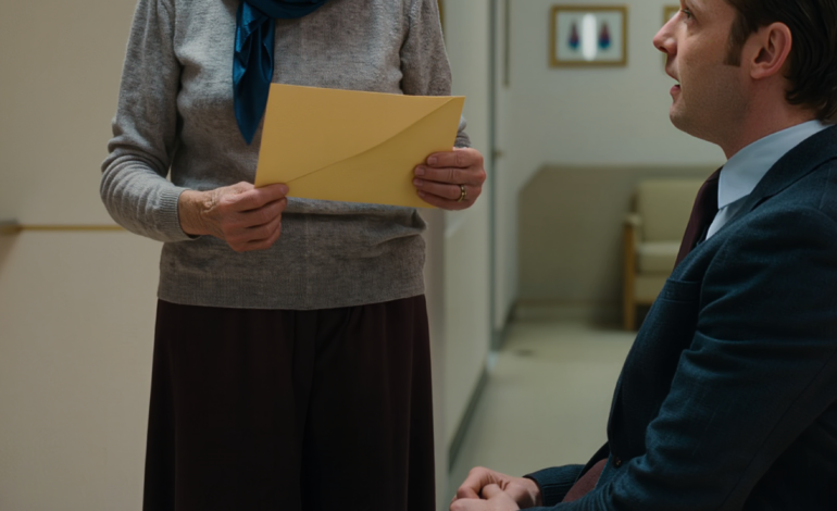 Min søn flyttede mine opsparinger over i sit navn, fløj til Rom med sin kone og hendes mor og efterlod mig siddende i min gamle stol og stirrende på en saldo, jeg knap nok kunne tro på. Jeg ringede ikke, græd ikke, sad bare der med min telefon i hånden. Tre dage senere var det ham, der ringede fra udlandet, hans stemme var usikker, som om noget havde ændret sig hurtigere, end han nogensinde havde forventet.