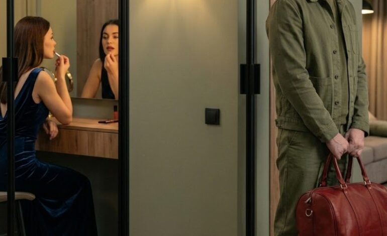 “Hvad mener du med, at du ikke kan tage telefonen?” Andrey stoppede i gangen med en rejsetaske i hånden. “Marina, du begynder at skræmme mig. Du har ikke været dig selv på det seneste, og nu også dette …”