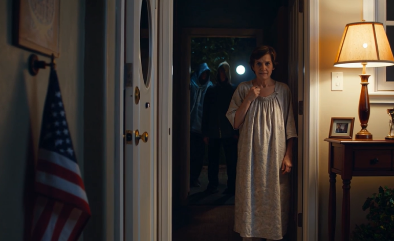 Klokken et om natten ringede min nabo og skreg: “Uanset hvad der sker, så lad være med at åbne døren!” Så gik linjen død. Pludselig rystede et voldsomt brag huset i fem minutter. Skrækslagen kiggede jeg endelig gennem kighullet. Det, jeg så på den anden side, fik mig til at kollapse i totalt chok. 