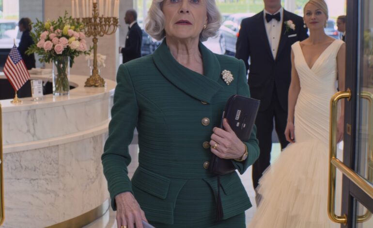 Mio figlio e mia nuora avevano cancellato il mio nome dalla lista degli invitati al matrimonio. Quel giorno, mi vestii comunque in modo appropriato, mi avvicinai al banco della reception e diedi il mio nome. L’addetto sfogliò la lista confuso, poi alzò lo sguardo e disse: “Il suo nome non c’è”. Andai a cercare mio figlio; lui alzò gli occhi al cielo con freddezza e disse: “Davvero pensavi di essere invitata, mamma?”. Gli feci un lieve sorriso e risposi: “Capisco”. Mi voltai e me ne andai, ma nel bel mezzo della cerimonia, il suo telefono iniziò improvvisamente a squillare senza sosta e tutti nella sala si voltarono a guardarlo.