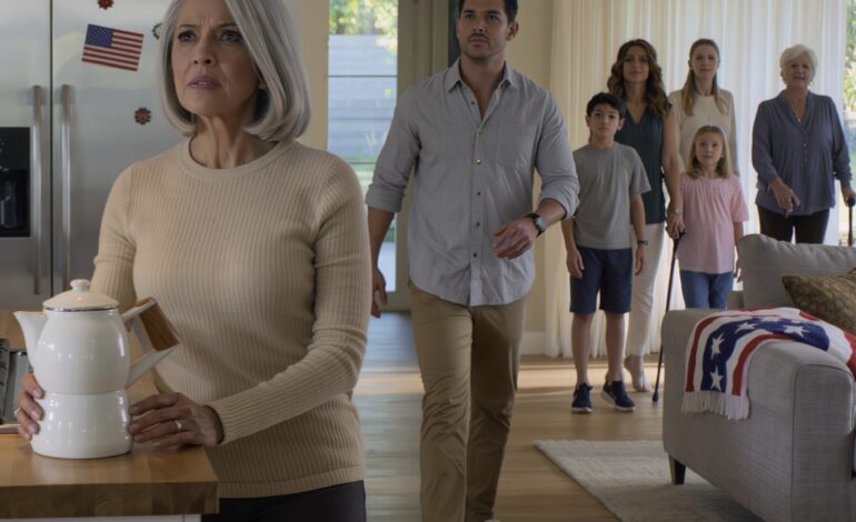 Mio figlio dichiarò freddamente: “Mia moglie, i bambini e mia suocera si trasferiranno qui: l’appartamento è troppo piccolo e lamentarsi non cambierà nulla!”. Ho 70 anni e ho lavorato 40 anni come governante per potermi permettere questa casa. Lui li chiamò allegramente, con il camion dei traslochi parcheggiato proprio davanti. Ma quando uscirono, rimasero pietrificati dallo shock: la porta era chiusa a chiave, il catenaccio era nuovo di zecca e nella cassetta della posta c’era solo una busta, con il mio nome sopra.