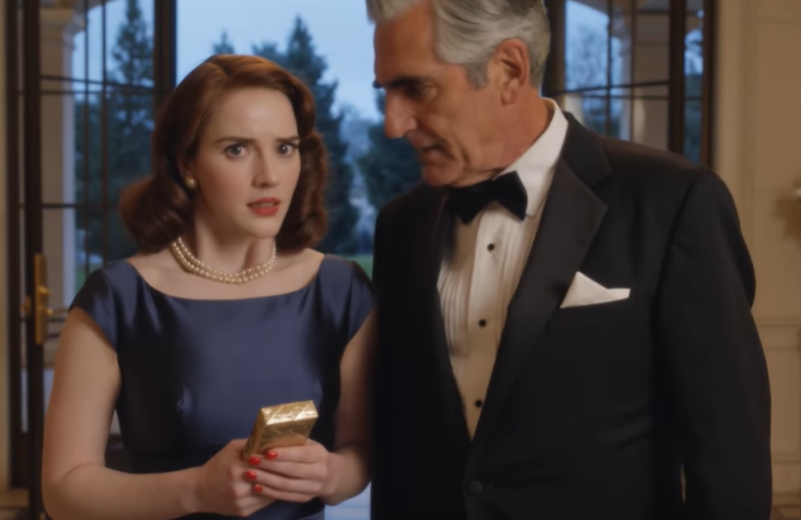 Mio padre vide il mio vestito blu scuro, abbassò la voce e cercò di farmi uscire dalla stanza.