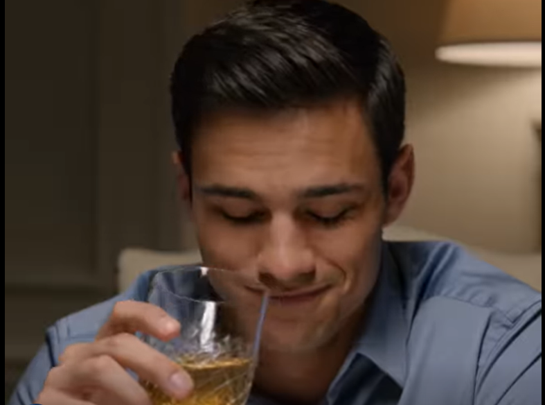 Papà mi ha umiliato durante la cena del Ringraziamento, proprio un attimo prima che il mio telefono vibrasse per la settima volta.