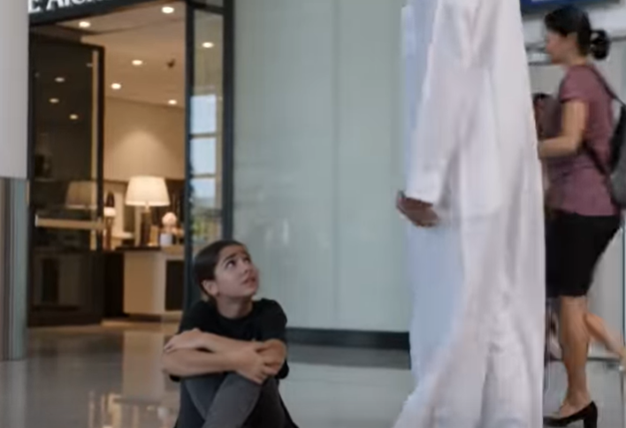 Som 14-årig blev jeg efterladt i lufthavnen på grund af en brutal løgn — hun anede ikke, at …