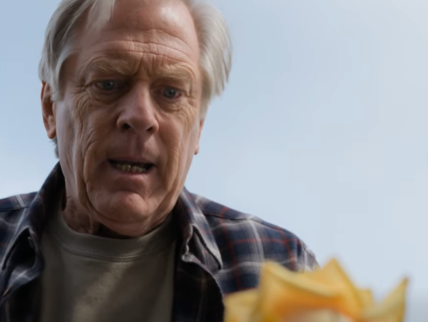 “DU FÅR OTTE HUNDREDE HUNDREDE AKRE JORD OG EN SKYLD, DER ER I FELD,” SAGDE MIN SØN, DA HAN TOG DEN 5 MILLIONER DOLLAR TIL PENTHOUSEN, PALADSEN OG ALT ANDET, MIN DØENDE KONE EFTERLOD – MEN I DET ØJEBLIK, JEG STOD VED DEN BONDEGÅRDSDØR MED HENDES NØGLE I HÅNDEN, VIDSTE JEG, AT HUN IKKE HAVDE MISTET FORSTANDEN … HUN HAVDE LAGT EN FÆLDE.