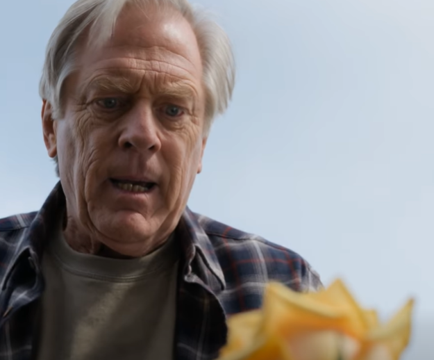 «TI PRENDO OTTOCENTO ACRI DI TERRA E UNA BARACCA CHE CROLLA», disse mio figlio mentre si prendeva l’attico da 5 milioni di dollari, la villa e tutto il resto che mia moglie morente aveva lasciato indietro, ma nel momento in cui mi sono fermato davanti alla porta di quella casa colonica con la sua chiave in mano, ho capito che non aveva perso la testa… aveva teso una trappola.