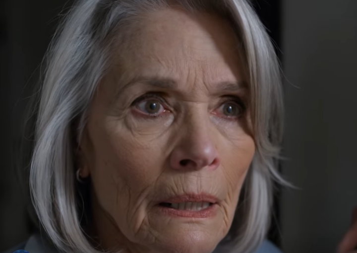 Mi sono trasferita a vivere con mio figlio. Alle 3 del mattino ho sbirciato in bagno: quello che ho visto mi ha mandato in una casa di riposo.