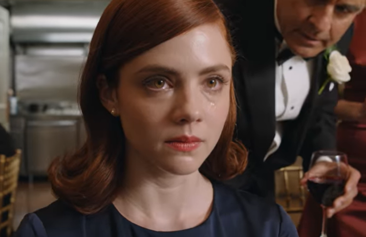 Mio padre mi ha deriso in modo vergognoso al matrimonio di mia sorella, poi la sposa ha afferrato il microfono e mi ha salutato