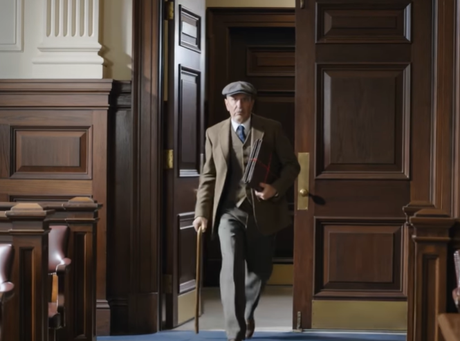 Fuori dall’aula del tribunale per il divorzio, mio ​​marito sorrideva come se mi avesse già seppellita, finché mio padre non spalancò le porte con una cartella di cuoio screpolata e disse: “Mi oppongo alla divisione di beni che non sono mai appartenuti al signor Bennett” e, per la prima volta, l’uomo che si era preso la mia azienda, la mia casa e il mio matrimonio smise di apparire come un vincitore.