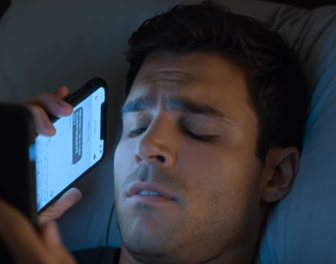 Min far skrev: “Vi har skiftet alle låsene. Du er ikke velkommen her længere. Lad os se, hvor sej du er nu.” To dage senere ringede deres advokat til mig i panik: “Vi har et problem. Ring venligst tilbage med det samme.”