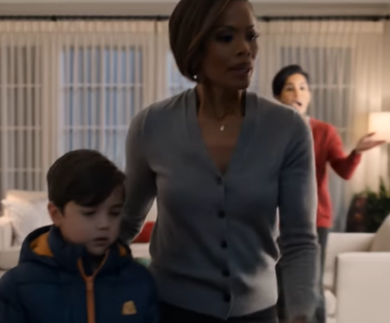 Jeg kom hjem til jul, og min mor “glemte” at give min søn en gave, mens min søsters børn fik 36 gaver. Jeg lynede hans jakke og gik stille og roligt. Næste dag fjernede jeg dem fra fonden. Femten minutter senere ringede far og bad om 3.000 dollars. Om natten havde mor 77 ubesvarede opkald. Sand historie.