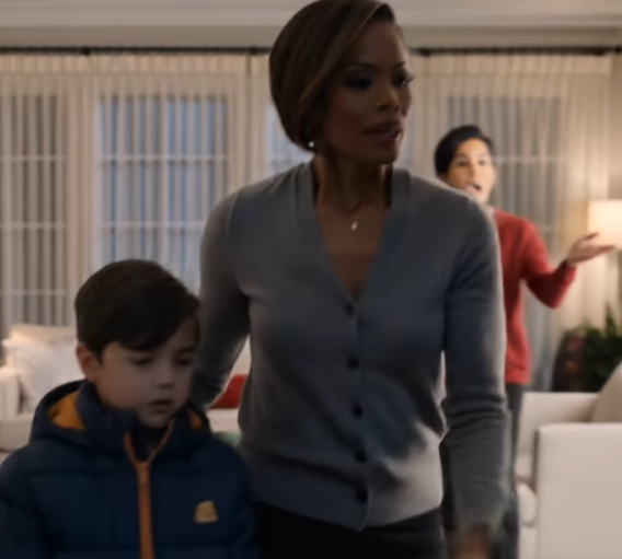 Jeg kom hjem til jul, og min mor “glemte” at give min søn en gave, mens min søsters børn fik 36 gaver. Jeg lynede hans jakke og gik stille og roligt. Næste dag fjernede jeg dem fra fonden. Femten minutter senere ringede far og bad om 3.000 dollars. Om natten havde mor 77 ubesvarede opkald. Sand historie.