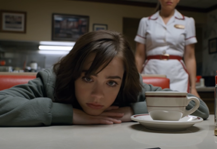 De lagde en skraldepose i mine arme til jul og sagde: “Du kan ikke gøre noget på egen hånd” – Men i det øjeblik jeg lagde min bedstefars sorte kort på bankdisken, blev bankchefen bleg, låste sin kontordør og hviskede: “Frue … Før du ser saldoen, er der noget, du skal læse først,” og det, han skubbede hen over skrivebordet, ændrede alt, hvad jeg troede, jeg vidste om min familie.