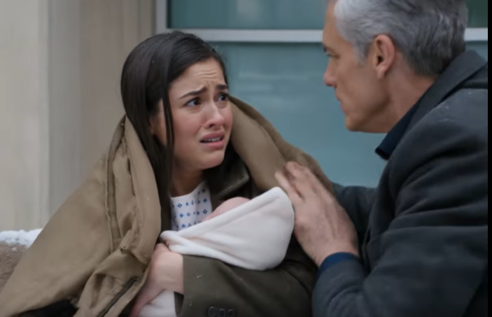 Han skulle have taget sin kone og nyfødte med hjem – men da jeg fandt min niece barfodet uden for hospitalet, hvor hun knugede sin baby i fem graders kulde, gav hun mig en sms og hviskede: “Onkel Frank … han trækker vejret,” og i det øjeblik indså jeg, at dette ikke var et familiedrama, det var et opgør: hendes hjem stjålet, hendes liv dumpet i sneen, og folkene bag det anede ikke, hvis nummer jeg var ved at ringe til.