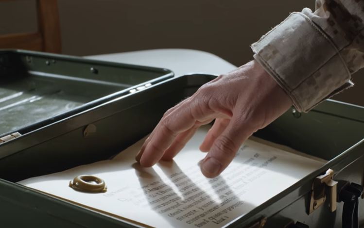 “Jeg solgte din fars hytte,” sagde min stedfar, mens jeg var udsendt i Afghanistan, og pralede med, at pengene ville dække hans gæld og sende Chloe til Europa – men da jeg kom hjem og fortalte ham: “Jeg leger ikke, Richard. Jeg tjener,” begyndte hans smil at forsvinde, for den støvede bjerghytte, han troede, han havde taget, kom med én forseglet sandhed, som min far havde skjult i årevis.