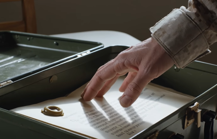 «Ho venduto la baita di tuo padre», disse il mio patrigno mentre ero in missione in Afghanistan, vantandosi che i soldi avrebbero coperto i suoi debiti e mandato Chloe in Europa. Ma quando tornai a casa e gli dissi: «Io non scherzo, Richard. Io servo», il suo sorriso beffardo cominciò a incrinarsi, perché la polverosa baita di montagna che credeva di aver preso nascondeva una verità scomoda che mio padre aveva celato per anni.