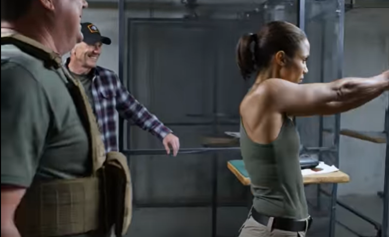 Min bror tog mig med på skydebanen bare for at ydmyge mig foran sine venner – “Bare prøv at ramme avisen, søs. Det her er ikke for piger” – men i det øjeblik ejeren så, hvad der skete derefter, stoppede han hele køen, gik lige forbi min bror, som om han ikke eksisterede, og kiggede på mig med et ansigt, der fik alle de selvtilfredse jokes i den bugt til at dø på stedet.