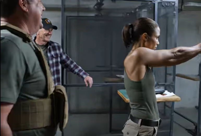 Min bror tog mig med på skydebanen bare for at ydmyge mig foran sine venner – “Bare prøv at ramme avisen, søs. Det her er ikke for piger” – men i det øjeblik ejeren så, hvad der skete derefter, stoppede han hele køen, gik lige forbi min bror, som om han ikke eksisterede, og kiggede på mig med et ansigt, der fik alle de selvtilfredse jokes i den bugt til at dø på stedet.