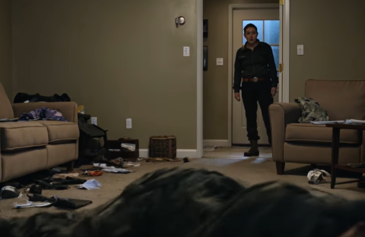 Ved midnat sparkede min stedfar min militærdør ind og knurrede: “Du kan ikke gemme dig”, sikker på, at jeg stadig var den skræmte pige, han havde kontrolleret i årevis – men med én hånd på min knuste telefon, et stivnet blik på min mor i døråbningen og tre breve sendt ud i mørket, udløste han en reaktion, der forvandlede hans sidste angreb til den værste fejlberegning i hans liv.