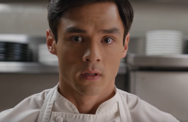 «”Dicevamo che il pasto sarebbe stato gratis… visto che siamo parenti”, disse mio padre nel bel mezzo di una funzione religiosa del sabato sera con il locale al completo, dopo che i genitori che mi avevano cacciato di casa a diciotto anni si erano seduti nel mio ristorante stellato Michelin come se nulla fosse accaduto. E mentre il conto giaceva sul tavolo tra noi, dieci anni di silenzio, una sola prenotazione con il nostro cognome e tutto ciò che mi avevano negato sono finalmente tornati a farsi sentire.»