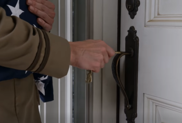 La mattina dopo aver seppellito mio marito, suo padre cambiò la serratura e disse: “Il sangue è sangue. Il tuo tempo qui è finito”. Pensava che fossi solo una vedova in lutto che guardava la propria vita chiudersi in una scatola nel silenzio, ma si era dimenticato della chiave inutile che avevo in mano, della busta sigillata con il mio nome sopra e del numero che mio marito mi aveva fatto imparare a memoria prima di morire.