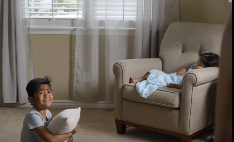 Min seksårige ringede til mig fra en fremmeds telefon og hviskede: “Far … Alma vil ikke vågne” – Da jeg skubbede deres mors dør op, fandt jeg min søn sulten på gulvet, min lille pige brændende af feber i en lænestol, og en stilhed så forkert, at den ændrede alt … Så fortalte hospitalet mig, hvor deres mor egentlig havde været hele weekenden, og hvorfor.