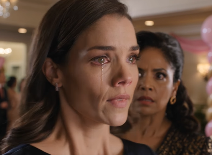 Til den Sweet 16-års fest, jeg havde betalt for, kiggede min mor på pynten og sagde: “Denne fest er billig og pinlig. Vi ville være bedre stillet uden dig.” Jeg troede, det var den del, der ville knække mig. Så svarede jeg: “I så fald stopper jeg med at betale deres regninger,” og ved solopgang havde jeg skærmbilleder, et ti-siders regneark og én begravet sandhed, som min familie havde levet på i årevis.