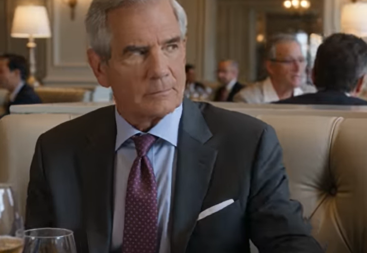 A pranzo, la nuova fidanzata di mio figlio ha preteso 2 milioni di dollari per un matrimonio di lusso. Stavo per acconsentire quando mio figlio mi ha dato un calcio sotto il tavolo e mi ha passato un bigliettino: “Papà, è una truffatrice. Aiuto.” Ho sorriso, ho bevuto con calma un sorso di vino e ho detto due parole. Venti minuti dopo…