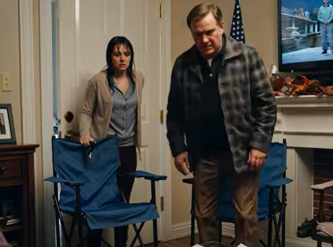 Ved Thanksgiving afholdt forældrene en “familieafstemning” for at afgøre, om jeg fortjente at blive i familien. Mor sagde: “Vi har båret din dødvægt i 27 år.” Alle slægtninge løftede hånden mod mig, og så kom min onkel ind med en mappe, han havde gemt i 14 år. Ingen måtte se på min mor bagefter.