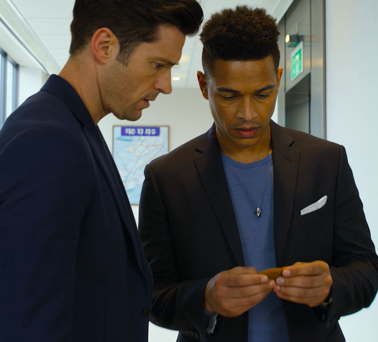 Min kones mor gav mig hjemmelavede småkager, som jeg skulle give til min datter. Jeg tabte ved et uheld glasset på arbejdet. En kollega på farmaceuten samlede en op og undersøgte den. Hans ansigt blev blegt. “Det er ikke småkager, vi er nødt til at ringe til politiet.” Han stoppede og ringede 112. “Tag din datter med på hospitalet med det samme!” Det, vi opdagede på hospitalet, gjorde mig målløs…