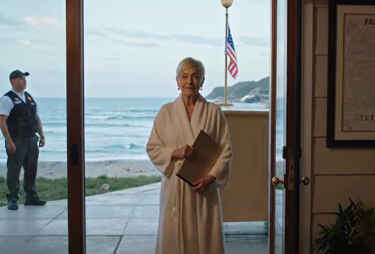 Mi stavo rilassando nella mia casa sulla spiaggia di Santa Barbara quando, alle 5 del mattino, è scattato l’allarme. La guardia ha detto: “Sua nuora è qui con i traslocatori. Dice di essere la proprietaria della casa”. Ho sorriso: “Lasciatela entrare… lasciatela entrare. Sta per avere una sorpresa…”