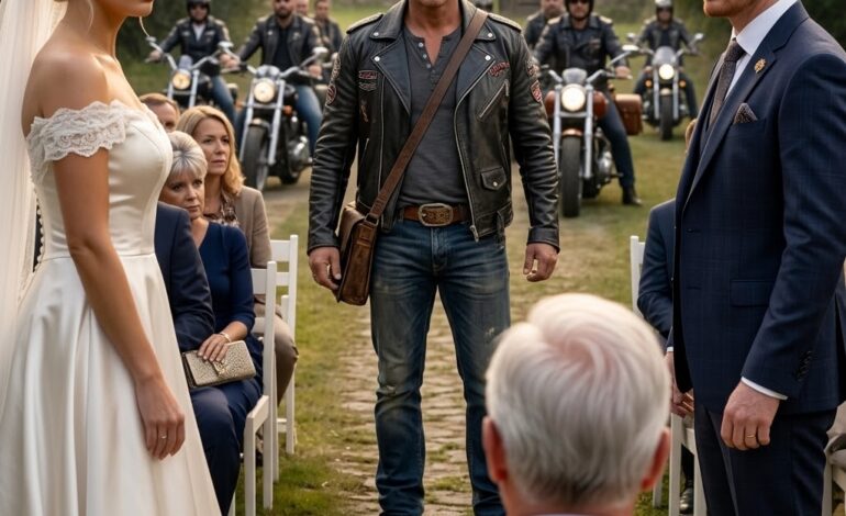 «Sono d’accordo», risuonò all’altare, ma lo sposo non rispose con una promessa, bensì con un’umiliazione pubblica. Prima che la sposa potesse dire anche solo una parola, tutto fu coperto dal rombo dei motori. Un biker si mise tra loro e chiese con calma: «Hai qualcosa da aggiungere?» — e lo sposo impallidì mentre la sala, paralizzata, cominciava a capire chi fosse.