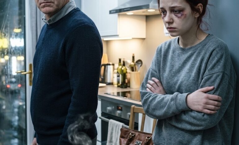 Mia figlia mi ha chiamato alle 3 del mattino e non mi ha chiesto aiuto. Ha semplicemente constatato un fatto: “Mio marito mi picchia tutti i giorni, ci sono abituata”. È stato allora che ho deciso che anche lei doveva abituarsi a qualcosa.