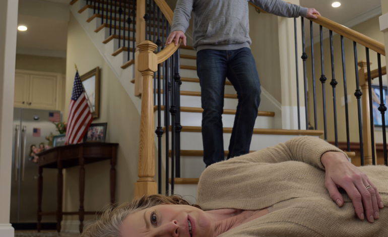 «La mamma è caduta dalle scale!» — ha gridato mio figlio ai medici. Non aveva idea che avessi acceso silenziosamente il registratore che avevo in tasca due minuti prima che accadesse tutto… ed è proprio quell’audio che ha conservato la verità.