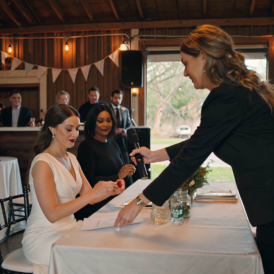 Til mit bryllup havde mine forældre sort sørgetøj på. Mor tog mikrofonen: “Vi bliver lige her, indtil du overdrager huset til din søster!” Min søster grinede. Min mand rejste sig roligt op og pegede på skærmen. Det, der blinkede på den, fik dem til at flygte fra stedet.