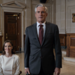 Mia figlia rise quando entrai in tribunale per le questioni familiari. Mio genero non mi degnò nemmeno di uno sguardo. Poi il giudice alzò lo sguardo dalla petizione, pronunciò il mio nome una seconda volta e lasciò scivolare la penna sul banco. Fu in quel momento che Victoria capì di non aver portato in tribunale un vecchio confuso. Aveva portato qualcuno che sapeva esattamente come si costruisce una trappola di carta.