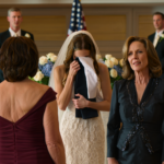 Al matrimonio di mia figlia, in un’elegante sala da ballo a Dallas, sua suocera le ha improvvisamente regalato un’uniforme da cameriera proprio davanti agli invitati. Mio genero ha persino sorriso e detto: “Le sta a pennello, le servirà a casa”. Mia figlia è scoppiata in lacrime e io mi sono semplicemente alzata in silenzio, ho tirato fuori la mia scatola di velluto blu e ho detto: “Ora apri il regalo di tua madre…”.