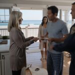 LS Jeg kørte til mit strandhus i forventning om en rolig ferie ved vandet, kun for at finde det primære soveværelse revet i stykker og køkkenet fyldt med håndværkere. Da jeg spurgte, hvad der foregik, sagde min søn: “Jeg renoverer stedet, så min kone og hendes forældre kan flytte ind.” Jeg skændtes ikke. Jeg fandt bare min ejendomsmappe frem, gik udenfor og ringede til min advokat. Klokken 6 den næste morgen hamrede nogen hårdt på min dør, så hele gaden var vækket.